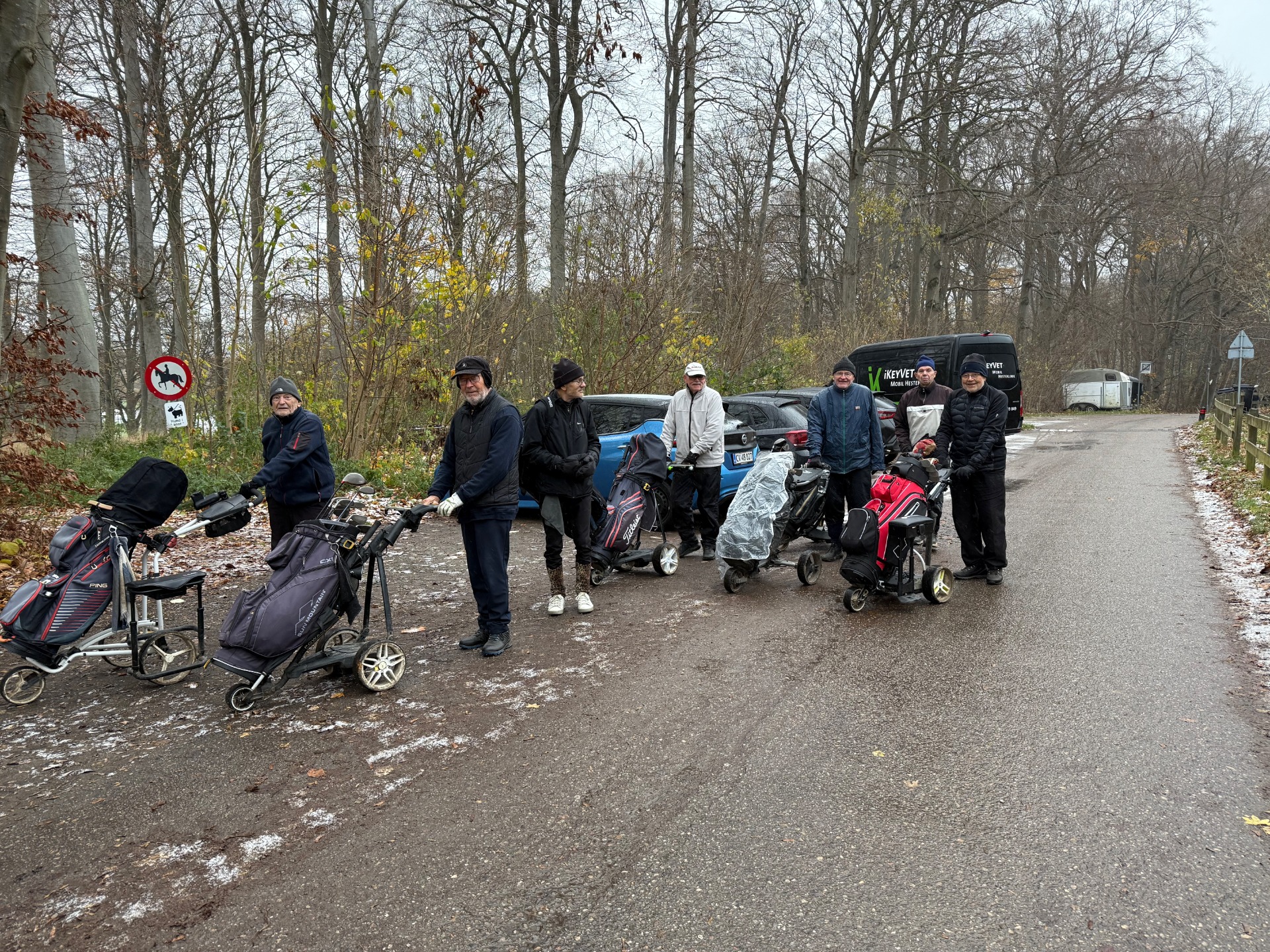 7 vinterglade golfere på vej til par 3 banen